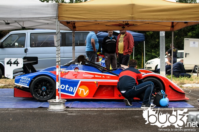 radical_sr8lm_bud3_naslovna_10